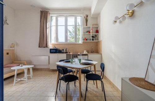 Tours Apartment | Large practical studio with parking in front of the entrance