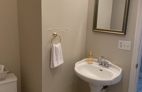 Cullman House | Large Private Room & Bathroom