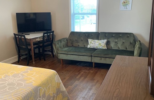 Cullman House | Large Private Room & Bathroom