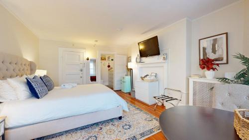 Longwood Apartment | Large Private Room, walk to Fenway, BU, Hospitals