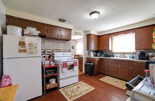 Tonawanda House | Large Private Yard: Home 14 Mi to Niagara Falls!