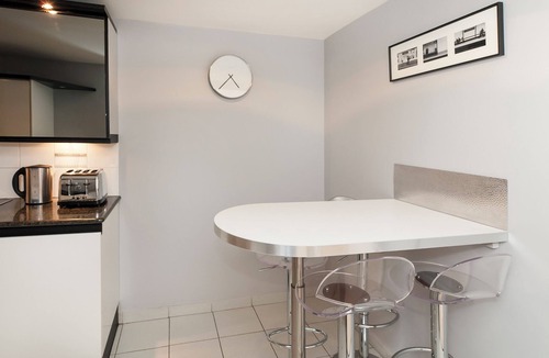 8th Arrondissement Apartment | Large & quiet 2 BD 2 BTH, elevator, in Madeleine near the Opera, insurance incl.