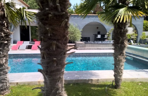 Saint-Clement-de-Riviere Villa | Large, renovated architect-designed property, 6 bdr, 6 bathrooms,heated pool,spa