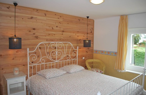 Saint-Germain-de-Salles Cottage | Large rustic gîte Bois le Duc