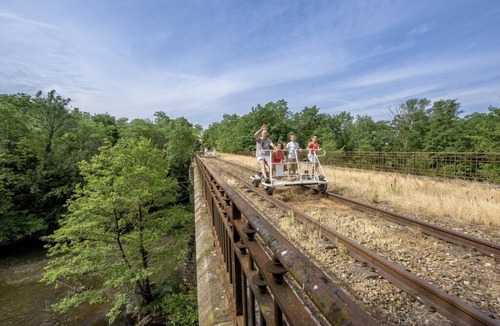 Saint-Germain-de-Salles Cottage | Large rustic gîte Bois le Duc
