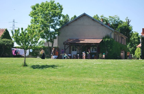 Saint-Germain-de-Salles Cottage | Large rustic gîte Bois le Duc