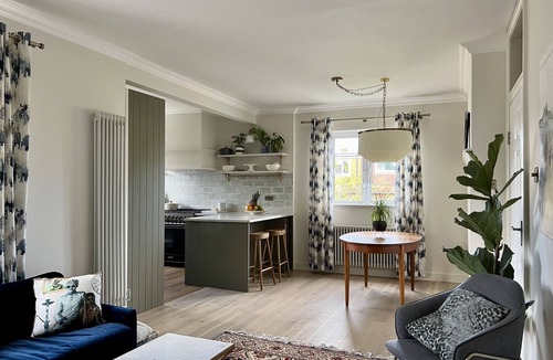 Cleveland Apartment | Large Refurbished 2 Bed Flat - Pitshanger, Ealing