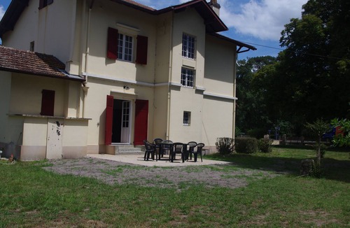Sabres House | Large renovated 1920s villa