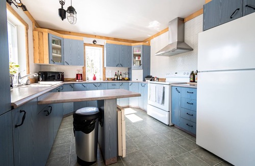 Saint-Alexis-des-Monts Ski Chalet | Large riverside cottage