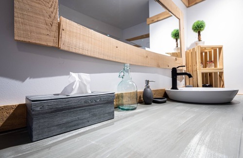 Saint-Alexis-des-Monts Ski Chalet | Large riverside cottage
