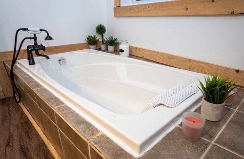 Saint-Alexis-des-Monts Ski Chalet | Large riverside cottage