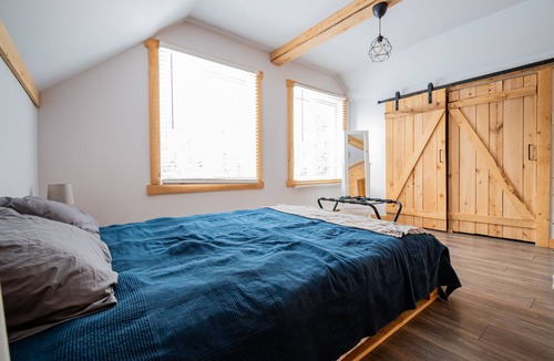 Saint-Alexis-des-Monts Ski Chalet | Large riverside cottage