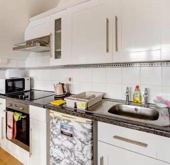 St. Mark's House | Large room with private kitchen near Kingston University