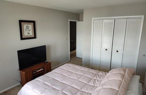 Elk Grove Village House | Large room with balcony in private home in Elk Grove