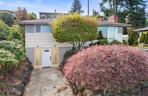 Bryn Mawr-Skyway House | Large Seattle Abode with Unique Space