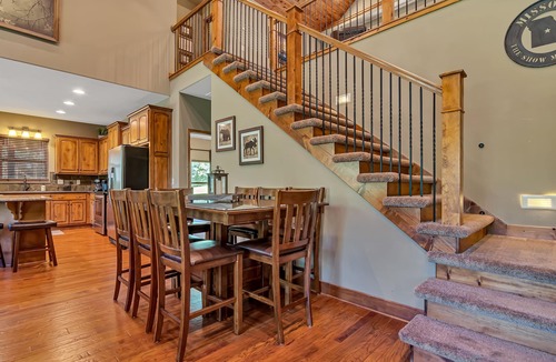 Hollister Cabin | Large Side Yard! 2 minutes to Table Rock Lake!