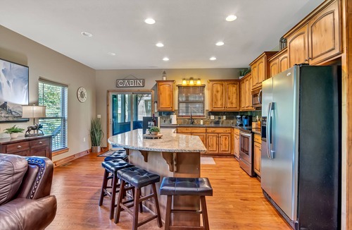 Hollister Cabin | Large Side Yard! 2 minutes to Table Rock Lake!