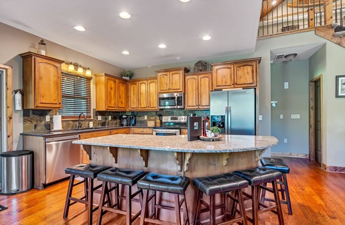 Hollister Cabin | Large Side Yard! 2 minutes to Table Rock Lake!