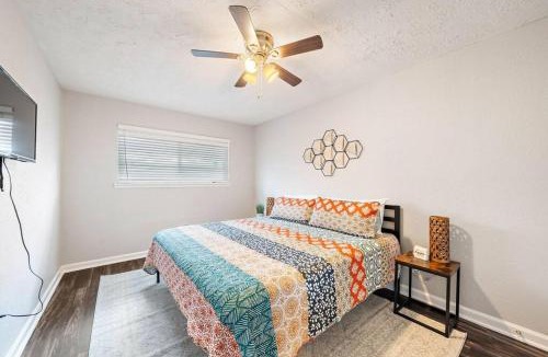 Southbelt/Ellington House | Large South Houston gem with covered patio seating