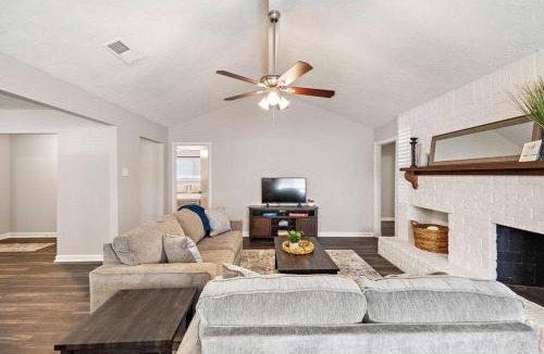 Southbelt/Ellington House | Large South Houston gem with covered patio seating