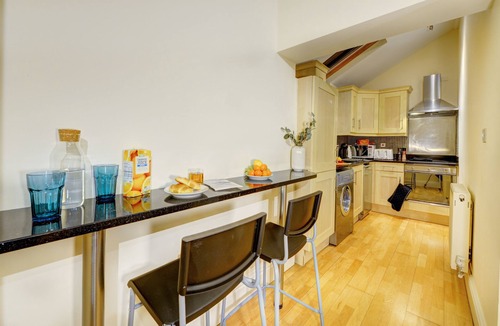 Leamington Spa Apartment | Large Spacious and Stylish 2 Bed apt with Parking