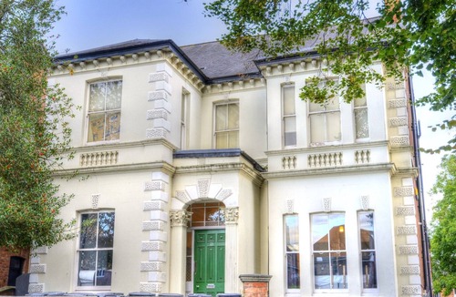 Leamington Spa Apartment | Large Spacious and Stylish 2 Bed apt with Parking