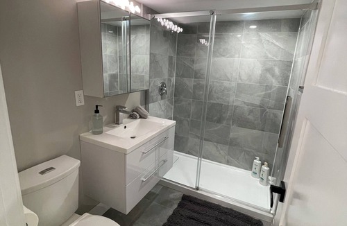 Thornhill House | Large & Spacious 1 Bed/Bath