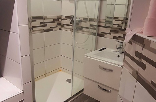 La Ricamarie Apartment | Large, spacious bedroom