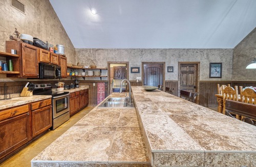 Sabinal House | Large spacious home with wheelchair accessible pool