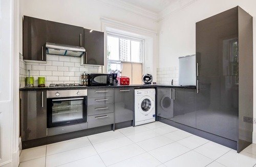 Canary Wharf Apartment | Large & Spacious with High Ceiling within a Mansion House