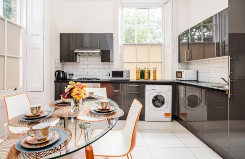 Canary Wharf Apartment | Large & Spacious with High Ceiling within a Mansion House