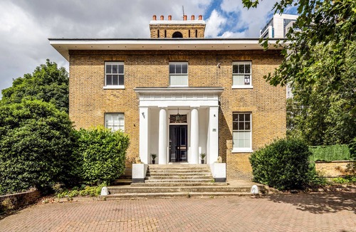 Canary Wharf Apartment | Large & Spacious with High Ceiling within a Mansion House