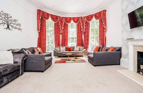 Canary Wharf Apartment | Large & Spacious with High Ceiling within a Mansion House