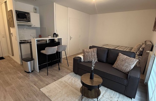 Carrieres-sous-Poissy Apartment | Large studio ideal for business trips