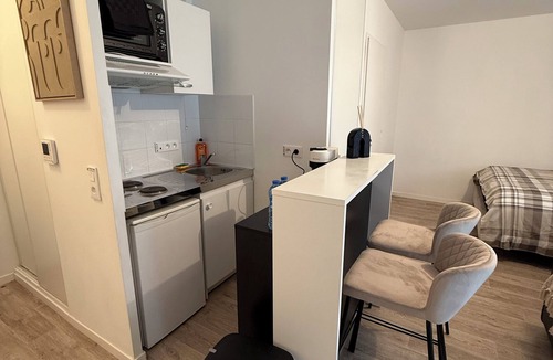 Carrieres-sous-Poissy Apartment | Large studio ideal for business trips