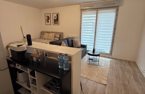 Carrieres-sous-Poissy Apartment | Large studio ideal for business trips