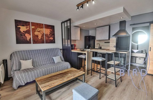 Saint-Laurent-du-Var Apartment | Large studio with swimming pool and open view