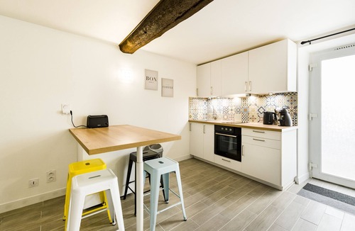 Saint-Jean-de-Vedas Apartment | Large studio in the heart of the village
