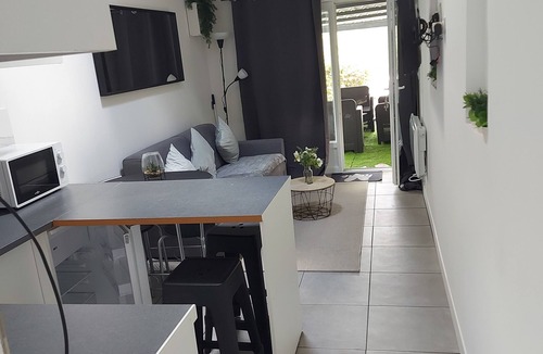 Ecquevilly Apartment | Large studio (annex house) near Paris