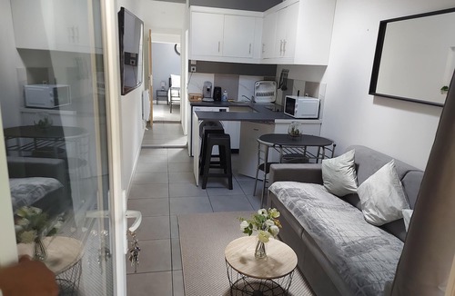 Ecquevilly Apartment | Large studio (annex house) near Paris