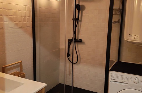 Amelie-les-Bains-Palalda Apartment | LARGE STUDIO - CLOSED LOGGIA - SHOWER - AIR CONDITIONING - BED 160 - RENOVATED