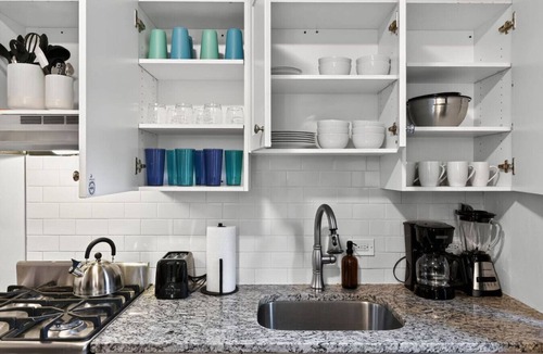 Center City West Apartment | Large Studio | Center City | Sleeps 4 | Fast Wifi