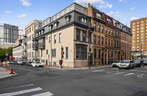 Center City West Apartment | Large Studio | Center City | Sleeps 4 | Fast Wifi