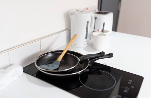 Selly Oak Apartment | Large Studio flat close to City!