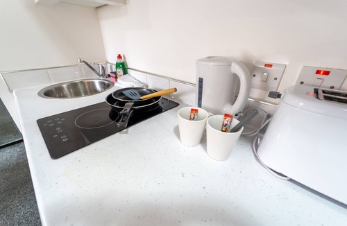 Selly Oak Apartment | Large Studio flat close to City!