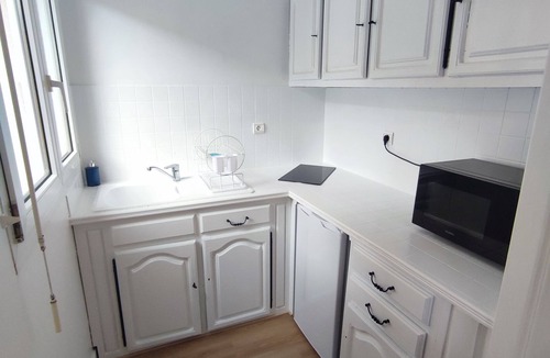 Dinan Apartment | Large Studio in quiet inner-city location