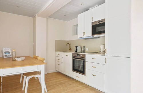 La Bouilladisse Apartment | Large studio with terrace and pool view