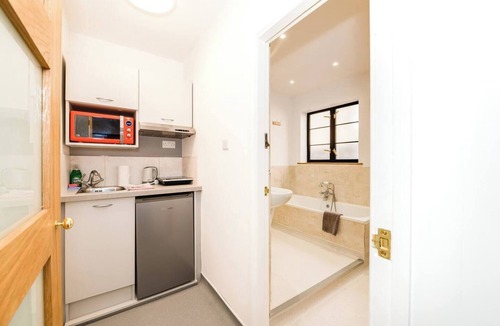 Portsmouth Apartment | Large Studio with Bath & Walk-In Shower in central Southsea