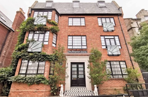 Portsmouth Apartment | Large Studio with Bath & Walk-In Shower in central Southsea