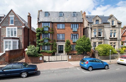 Portsmouth Apartment | Large Studio with Bath & Walk-In Shower in central Southsea